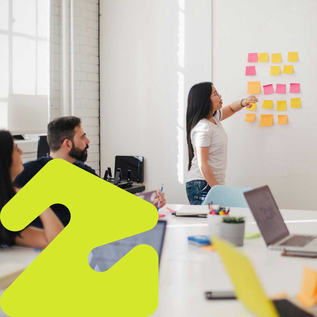Fem personer som samarbeider og bruker post-it lapper