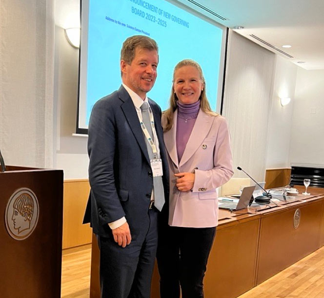 Bilde av adm.dir Mari Sundli Tveit i Forskningsrådet sammen med avtroppende president i Science Europe  Marc Schiltz