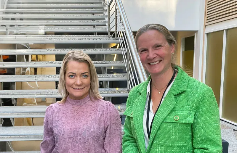 Bilde som viser forsknings- og høyere utdanningsminister Sandra Broch sammen med administrerende direktør i Forskningsrådet, Mari Sundli Tveit