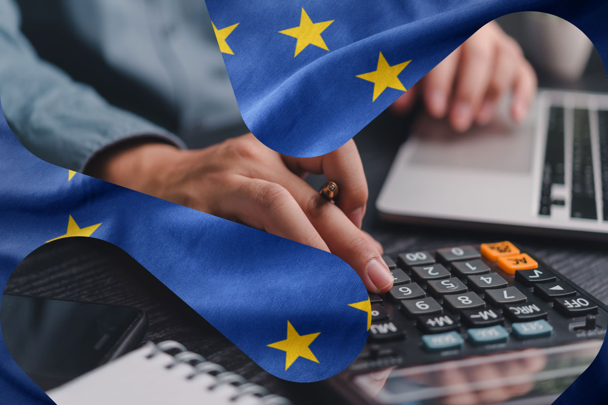 Kombinasjon av to bilder. Det ene viser en person som bruker PC og kalkulator. Det andre er et EU-flagg med gule stjerner på blå bakgrunn.